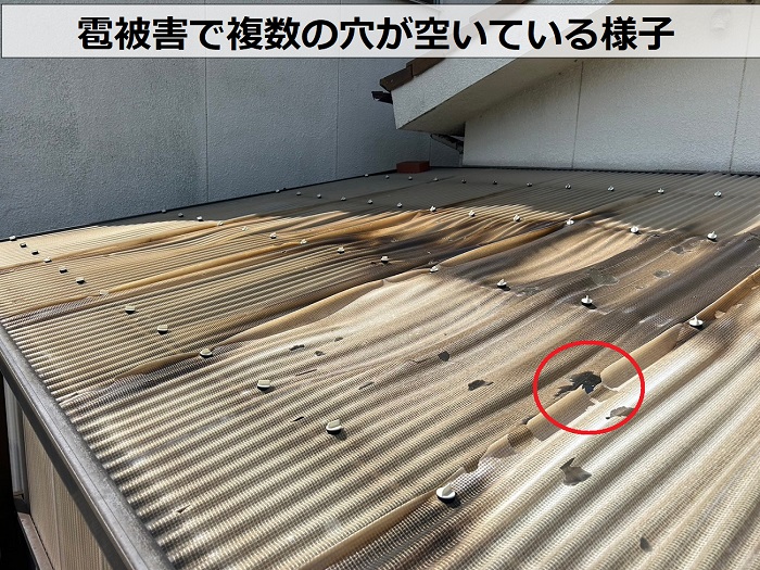 姫路市で2階ベランダ屋根の波板を貼りかえで複数の穴が空いている様子