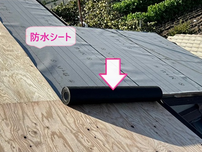 瓦屋根の改修工事で防水シートを貼っている様子