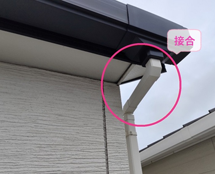 大型角型雨どいの部分取り替えで既存の竪樋と集水器を接合している様子