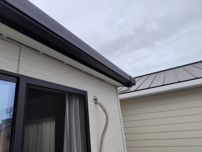 交換した軒樋の様子