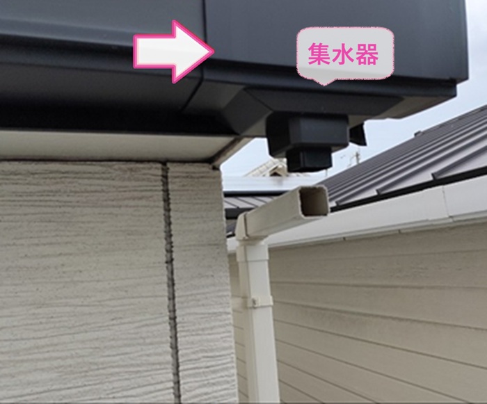 大型角型雨どいの部分取り替えで排水部分に集水器を取り付けている様子