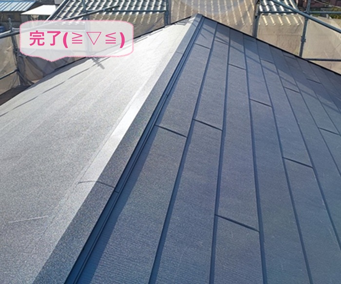 小野市で切妻スレート屋根から金属屋根への改修工事が完了した現場の様子