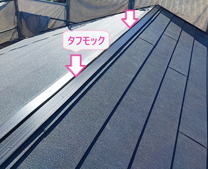 切妻スレート屋根の改修でタフモックを取り付けている様子