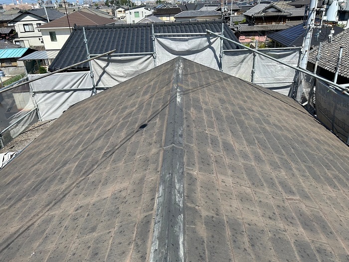 小野市で切妻のカラーベスト屋根改修工事を行う現場の様子
