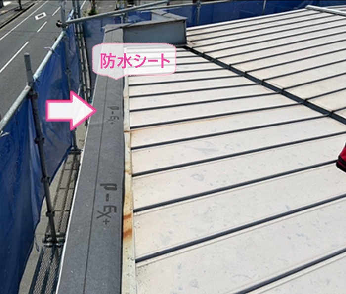 錆びた金属笠木の交換で下地用合板の上に防水シートを貼っている様子
