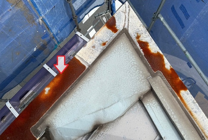 屋上の錆びた笠木板金