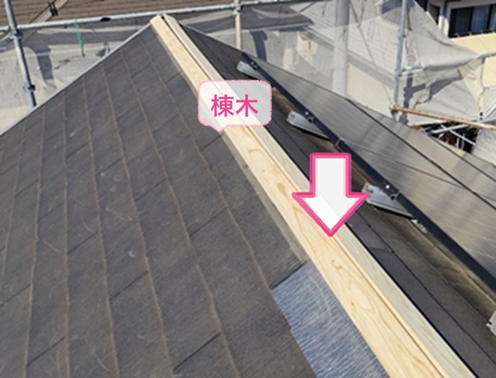 スレート屋根の棟包み交換で棟板金を撤去して下地の棟木を取り付けている様子