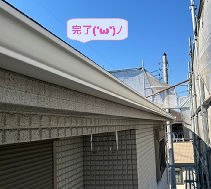 加古郡播磨町で塩ビ製雨どいから高耐久雨どいへの交換が完了した現場の様子