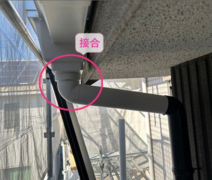 高耐久雨どいへの交換で集水器と竪樋を接合している様子
