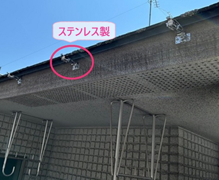 塩ビ製雨どいの交換でステンレス製の固定金具を取り付けている様子
