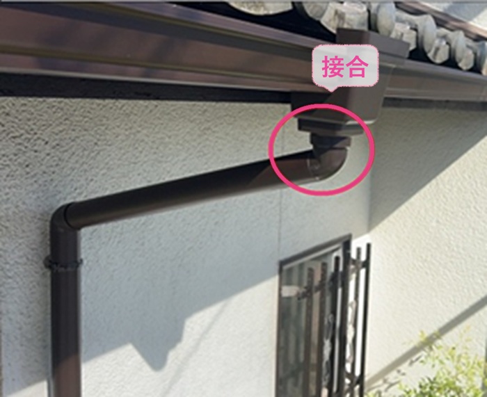 宝塚市の雨樋交換で竪樋と集水器を接合している様子