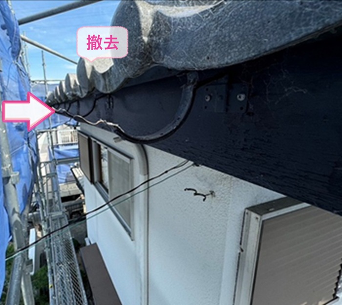 宝塚市の雨樋交換工事で古い半円型雨どいを撤去している様子