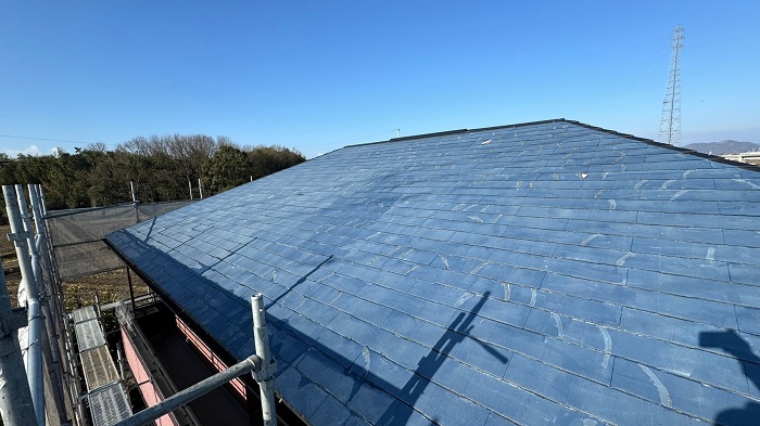 加古郡稲美町で割れが多いノンアスベスト屋根材への改修工事を行う前の様子