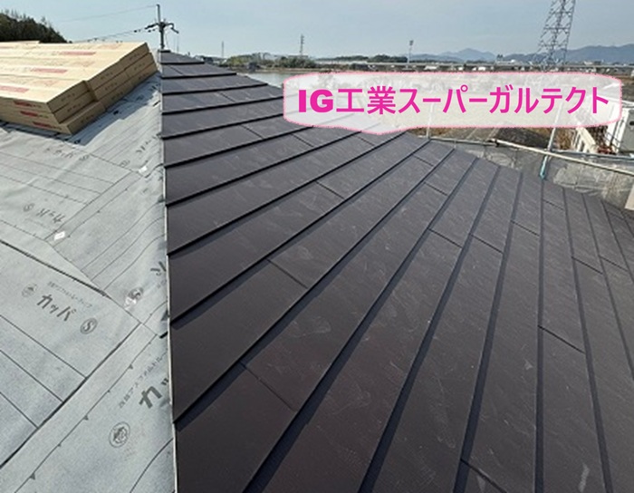 スレート屋根の改修工事でIG工業スーパーガルテクトを葺いている様子