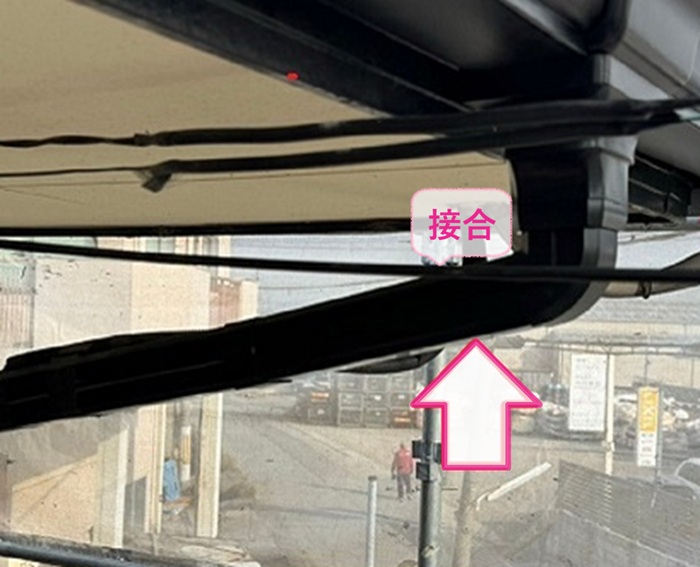軒樋交換工事で既存の竪樋と接合している様子