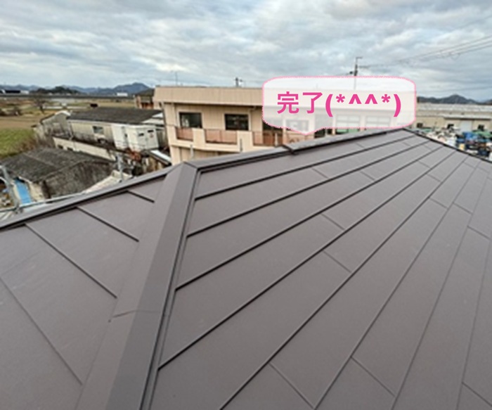 赤穂市でひび割れた化粧スレートの重ね張り工事が完了した現場の様子