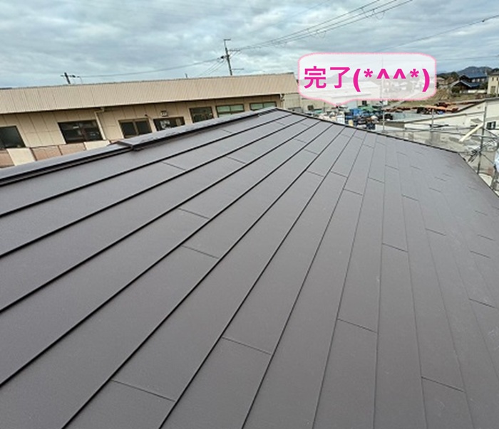 加古郡稲美町で割れが進んだスレート屋根の安心改修が完了した現場の様子