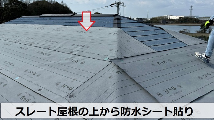 屋根裏の結露や熱気を解消するための屋根リフォームで防水シート貼り