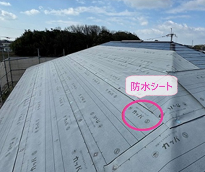化粧スレートの重ね張り工事で防水シートを貼っている様子