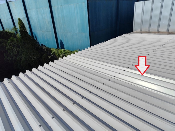 部分的に貼り替えた折板屋根