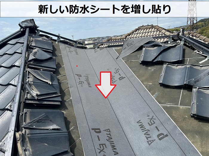 部分的な屋根葺き直しで防水シートを貼っている様子