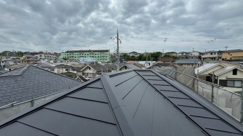 カバー工法後の屋根の様子