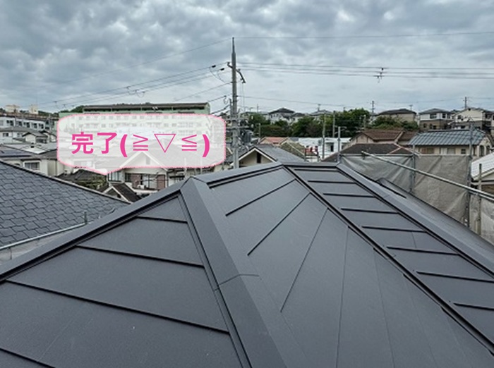 小野市のカラーベスト屋根の遮熱・断熱リフォームで重ね葺き改修が完了した現場の様子