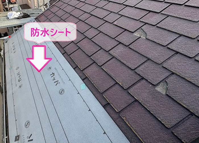 カバー工法を行う屋根リフォームで防水シートを貼っている様子