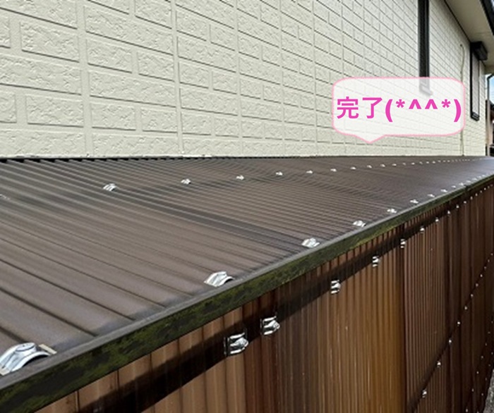 神戸市西区で穴の空いた物置スペースの波形屋根材を新しく張り直しが完了した現場の様子