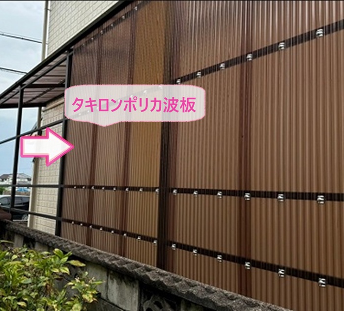 物置スペースの波形屋根張り直しでタキロンポリカ波板を張っている様子