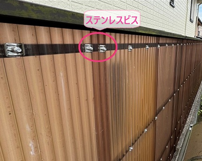 物置スペースの波形屋根張り直しでタキロンポリカ波板をステンレスビスで固定している様子