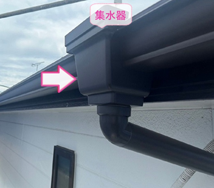 穴の空いた軒先排水部材の取り替えで排水部分に集水器を取り付けている様子