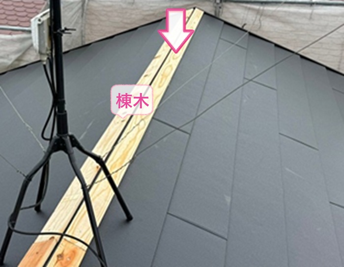 化粧スレートの重ね張りで棟木を取り付けている様子