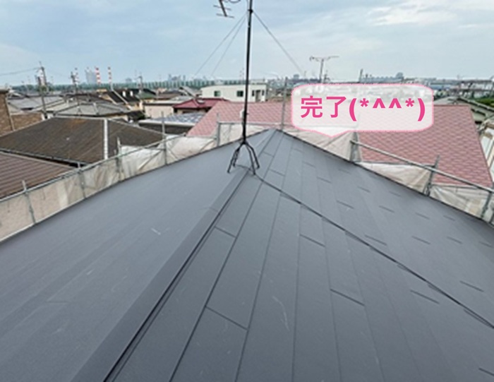 川西市の切妻の化粧スレートへ金属屋根を重ね張りした現場の様子