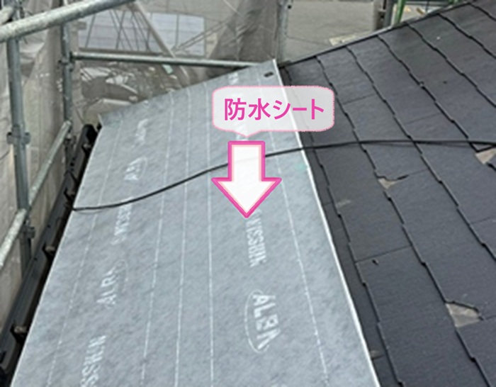 化粧スレートの重ね張りで防水シートを貼っている様子