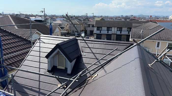 高砂市で急勾配なセメント瓦の屋根葺き替えでガルバリウム鋼板屋根材を使用した後の様子