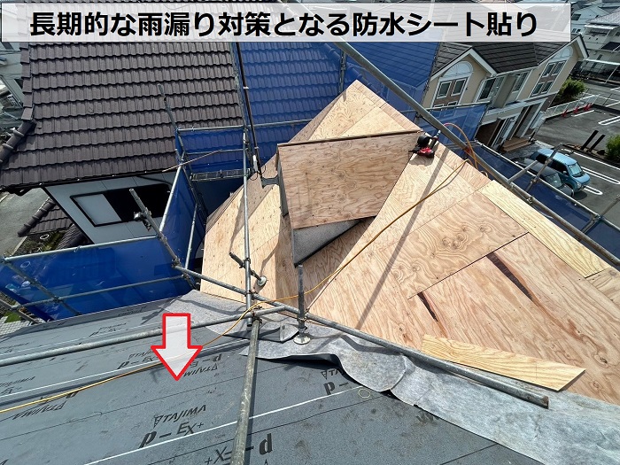 高砂市で急勾配なセメント瓦の屋根葺き替えでガルバリウム鋼板屋根材を使用した現場で防水シート貼り