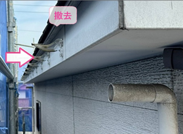 台風被害の雨どい交換で既存の雨樋を撤去している様子