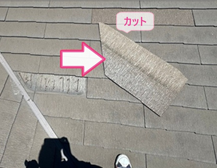 化粧スレートの差し替え補修で新しい屋根材をカットしている様子