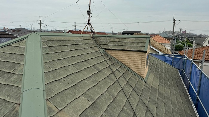 宝塚市で鳩小屋付きの屋根重ね葺き工事を行う前の様子