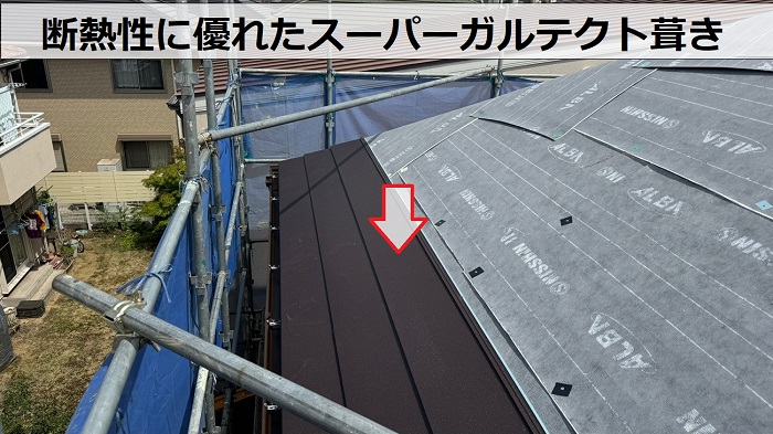 宝塚市での屋根重ね葺き工事でスーパーガルテクト葺き