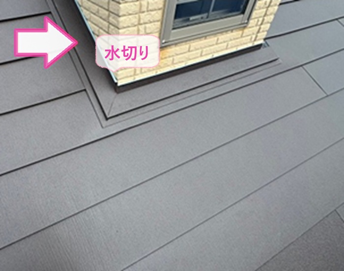 鳩小屋付きスレート屋根のカバー工法で鳩小屋まわりに水切りを取り付けている様子