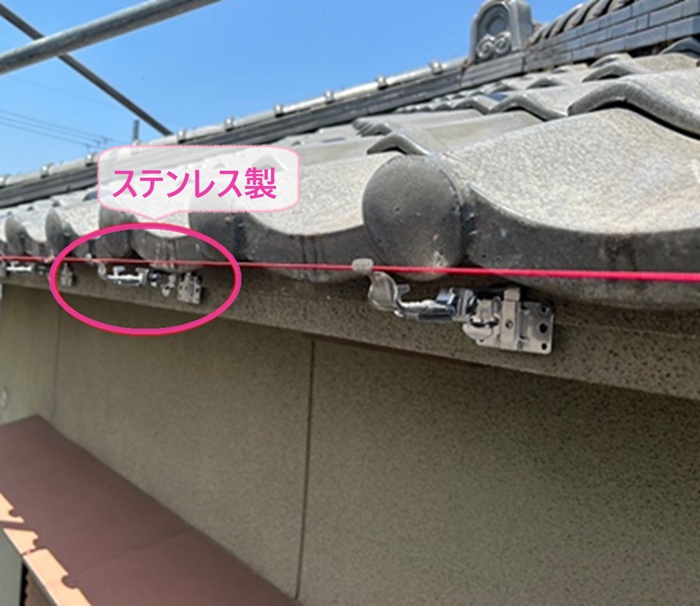 古い排水設備の全面更新で新しくステンレス製の固定金具を取り付けている様子