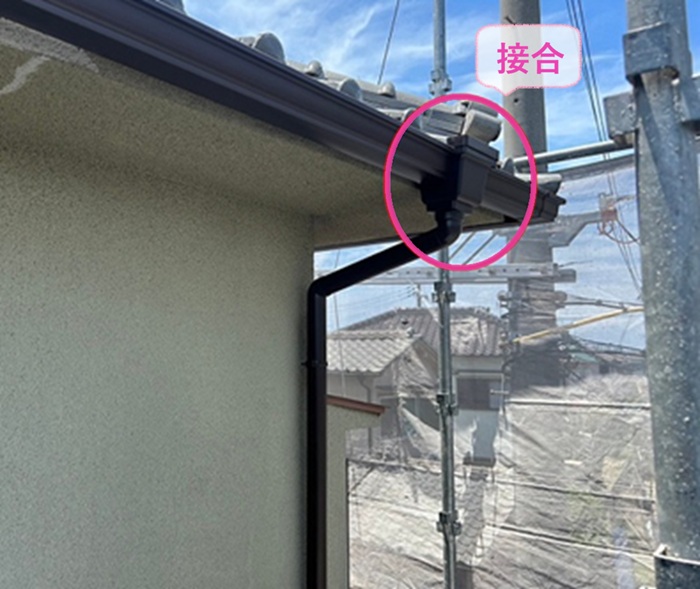 古い排水設備の全面更新で集水器と竪樋を接合している様子