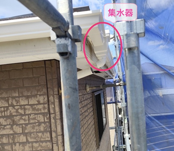 高耐久雨どいの全面更新で排水部分に集水器を取り付けている様子