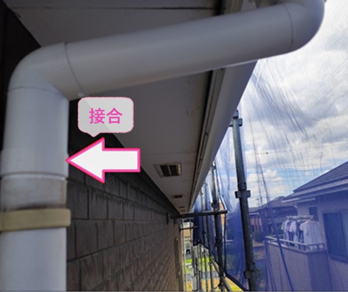 高耐久雨どいの全面更新で竪樋と軒樋を接合している様子