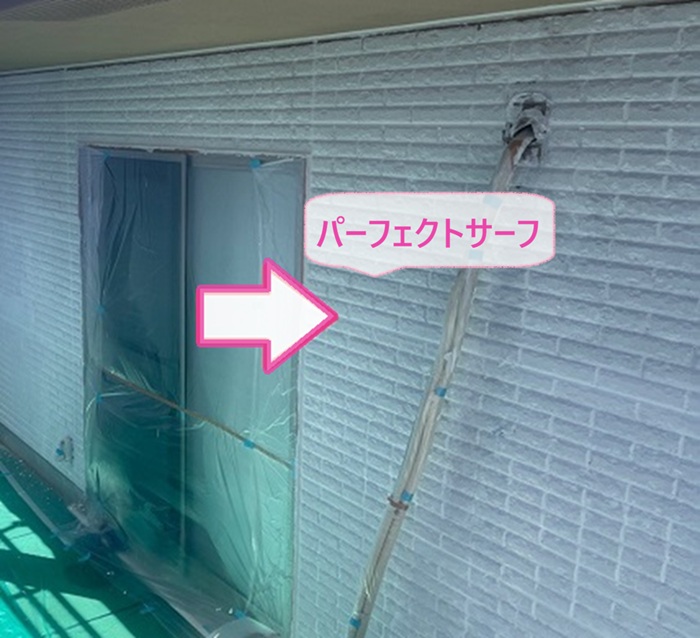 窯業系外壁材の再塗装でパーフェクトサーフを下塗りしている様子