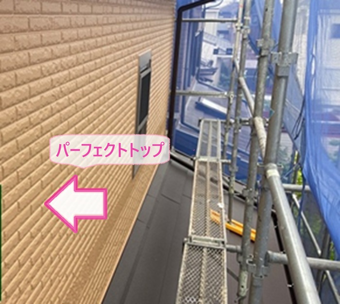 窯業系外壁材の再塗装でパーフェクトトップを塗っている様子