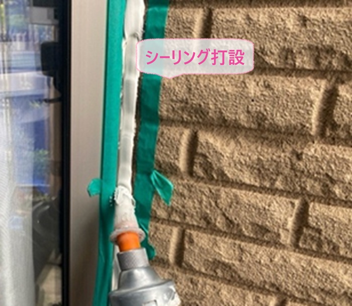 窯業系外壁材の再塗装でサッシのシーリングを打ち替えている様子