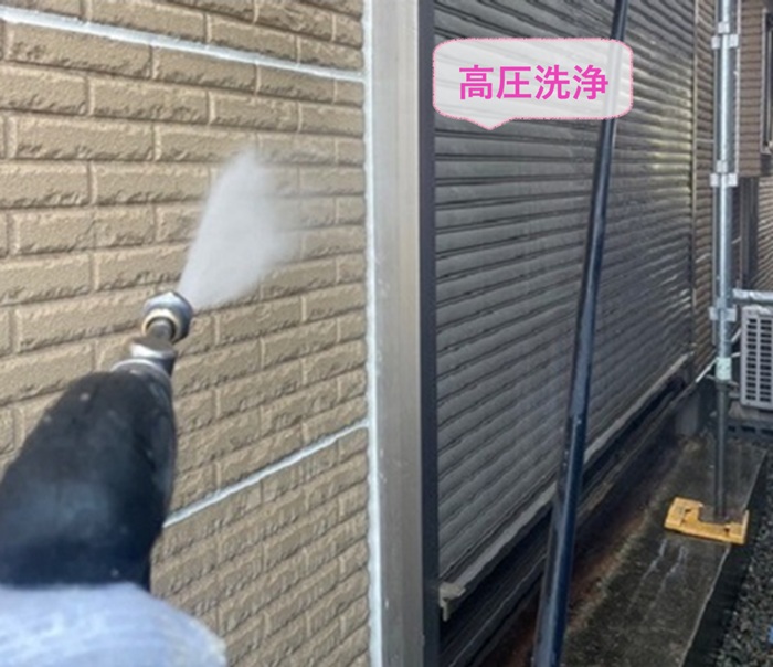 窯業系外壁材の再塗装で高圧洗浄をしている様子